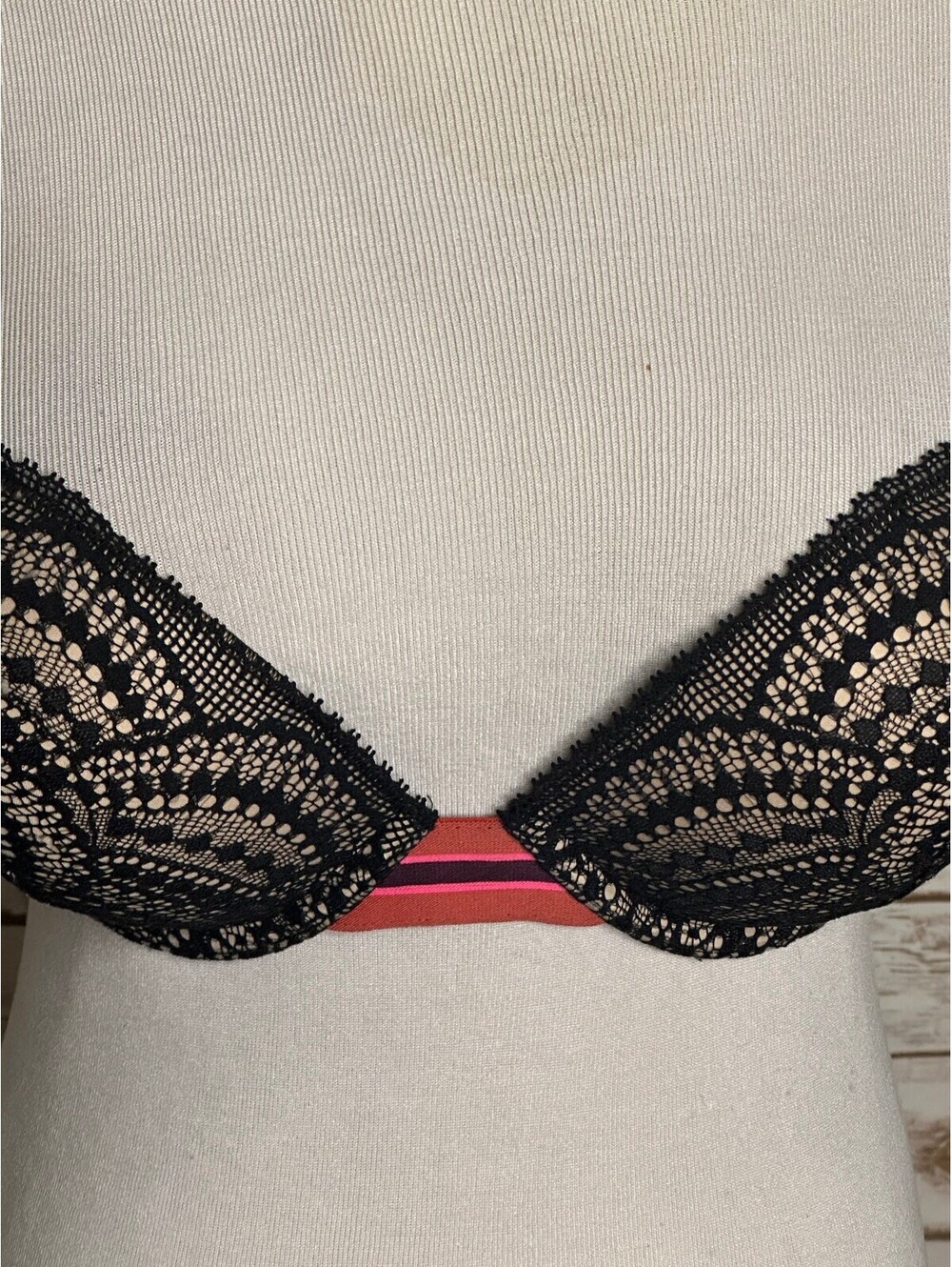 Victoria's Secret black lace Bombshell Plunge push-up bra 32D coquette lingerie - Picture 2 of 9